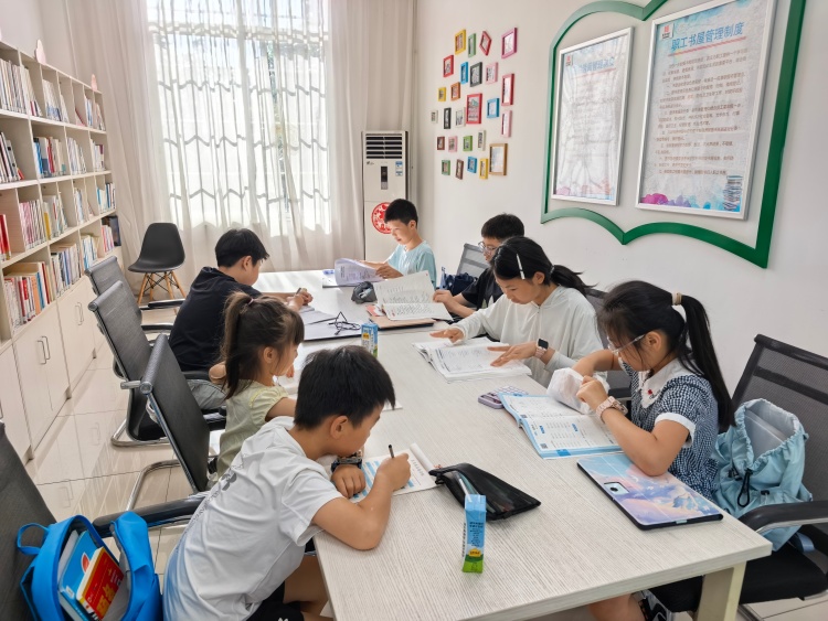 暖心托管解民忧 缤纷暑假伴成长1.jpg